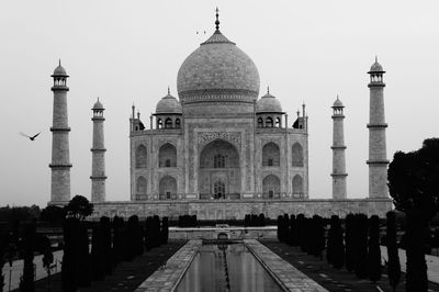 Taj mahal in black and white - view of historical building against clear sky 