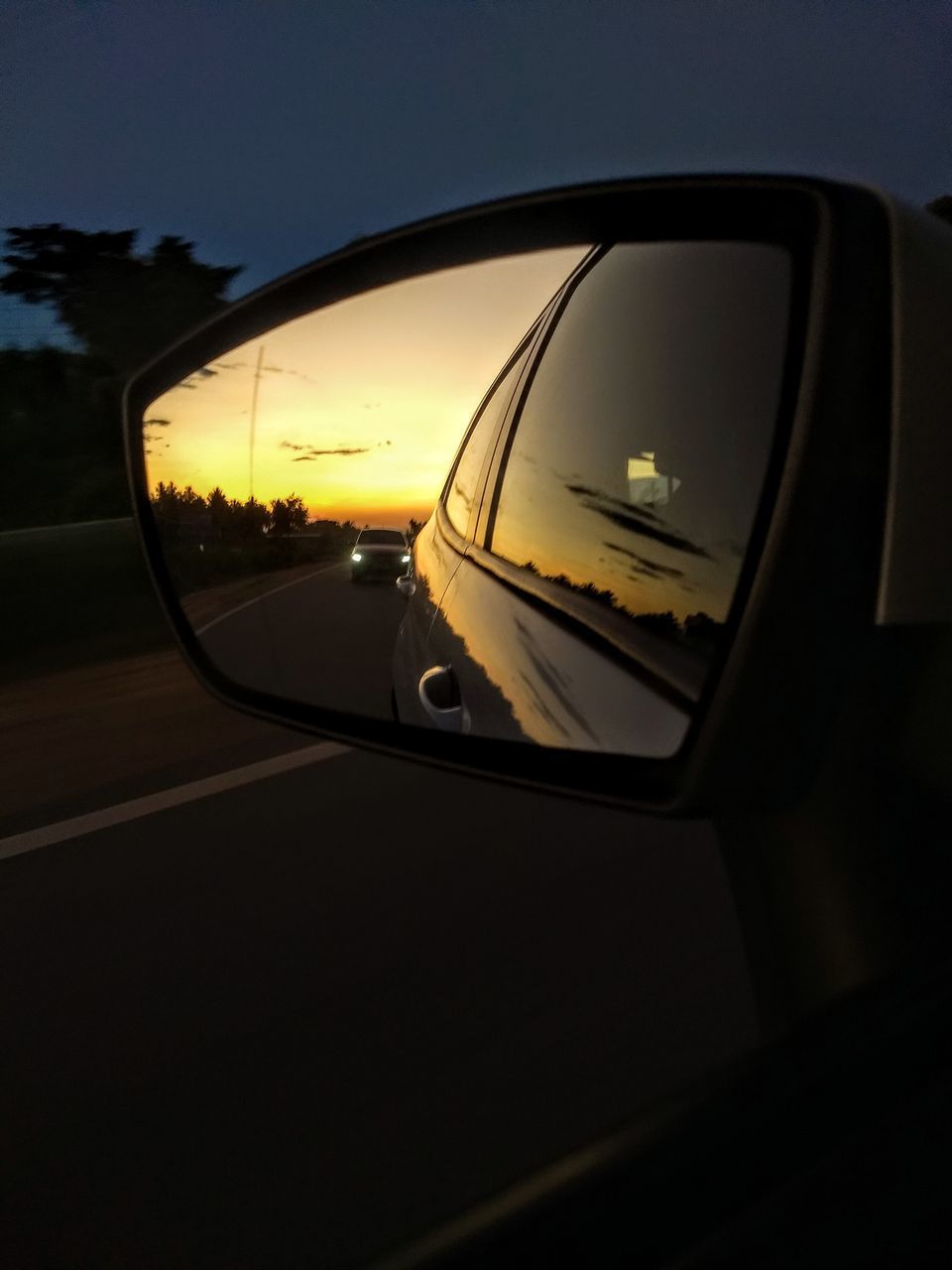 REFLECTION OF SIDE-VIEW MIRROR IN CAR