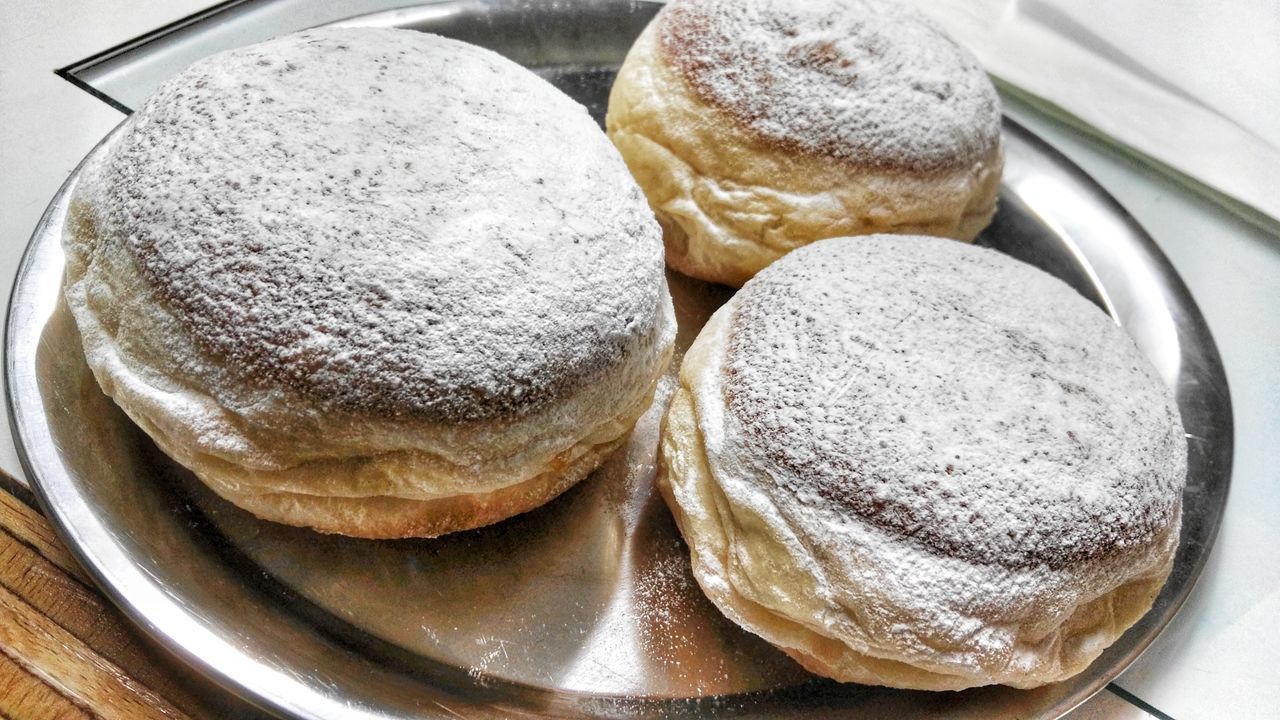 CLOSE-UP VIEW OF BREAD