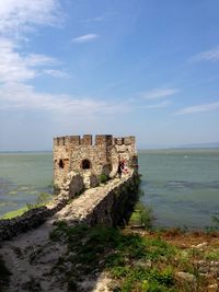 Ruins of fort against sky