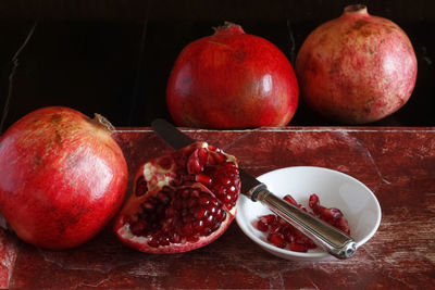 Close-up of apples in plate on table