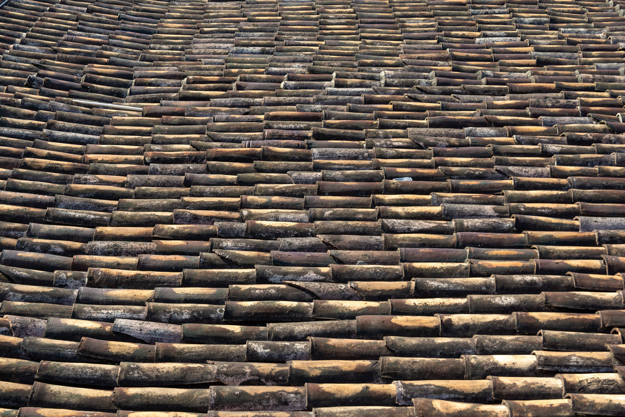 FULL FRAME SHOT OF BRICK WALL WITH ROOF