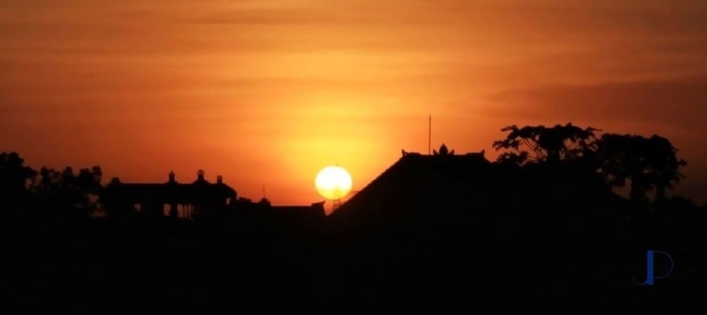 sunset, silhouette, orange color, building exterior, architecture, sun, built structure, sky, house, beauty in nature, scenics, nature, tranquility, tranquil scene, idyllic, sunlight, cloud - sky, residential structure, outdoors, tree