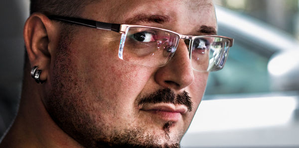 Close-up portrait of man wearing eyeglasses