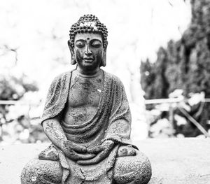 Statue of buddha against temple