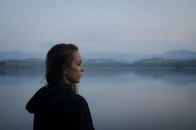 Side view of woman looking at lake