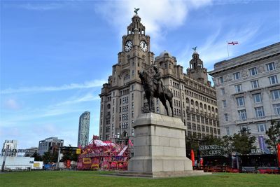 Statue of historic building against sky