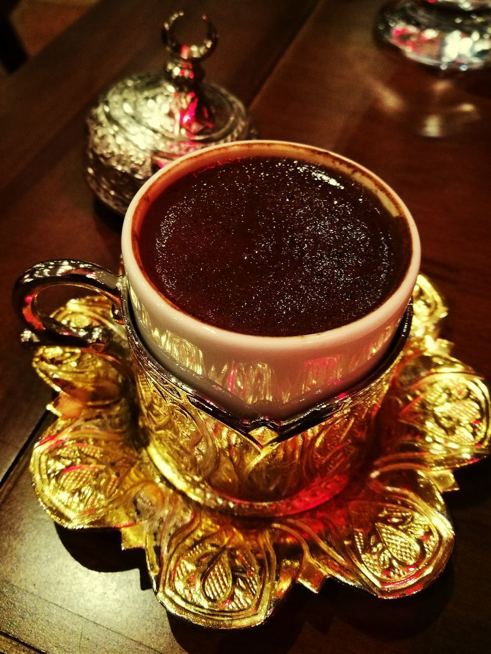 HIGH ANGLE VIEW OF TEA CUP AND GLASS ON TABLE