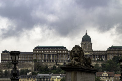 Statue of historic building against cloudy sky