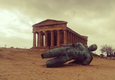 Statue of historical building against cloudy sky