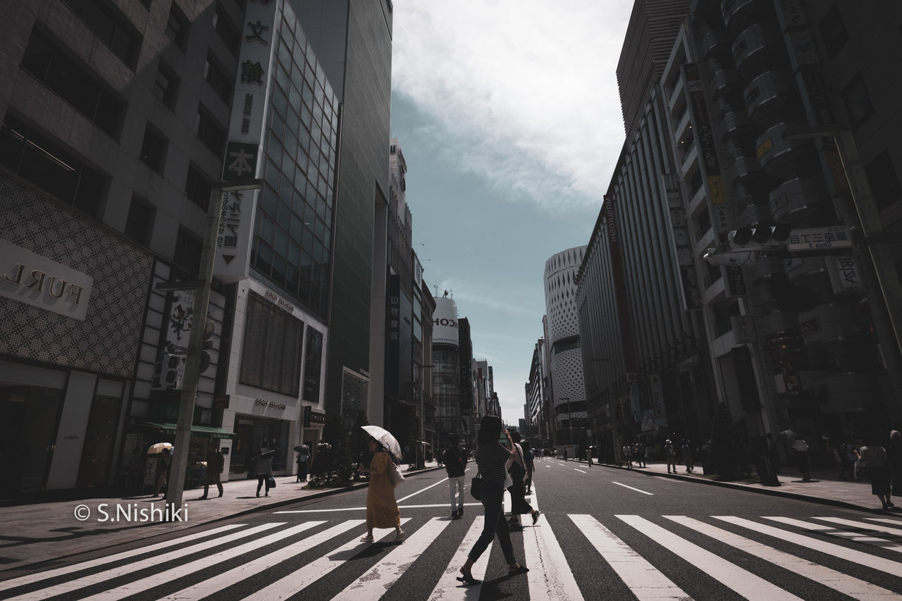 PEOPLE CROSSING CITY STREET