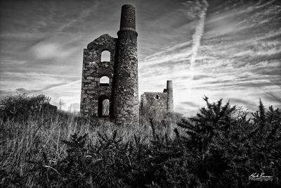 Old ruin building against sky