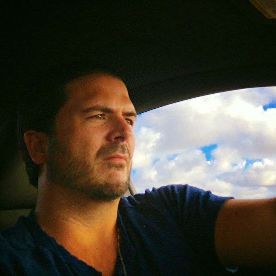 PORTRAIT OF MID ADULT MAN IN THE CAR