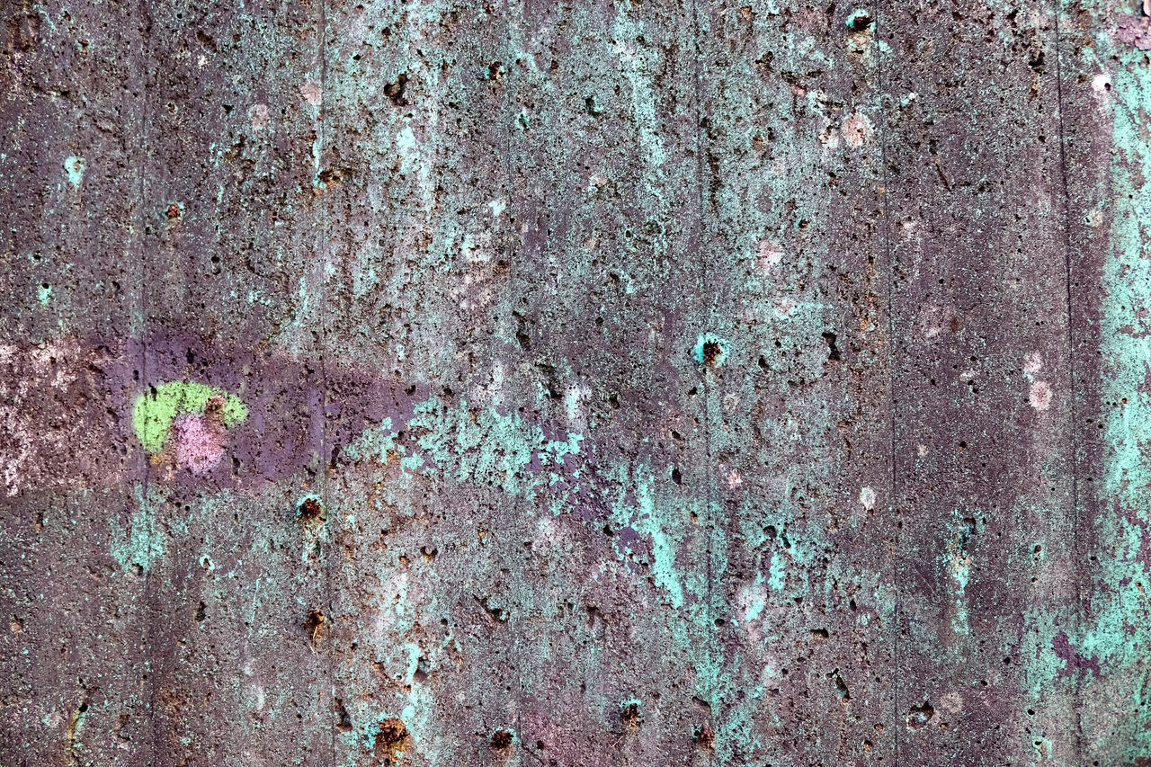 FULL FRAME SHOT OF WEATHERED WALL WITH PAINT