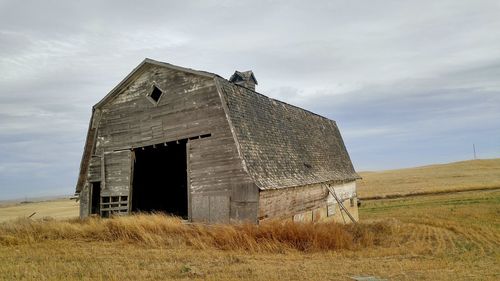 Old barn on the prairie 