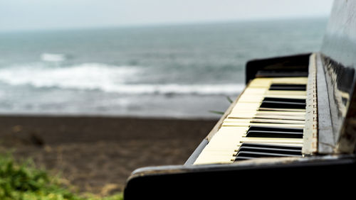 Kamchatka halaktyrsky beach. piano on the shore of the pacific ocean