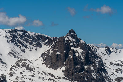 Landscape of snow-dappled mountain peaks in rocky mountain national park