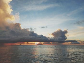 Capture of natural phenomena between clouds, sea and sunset