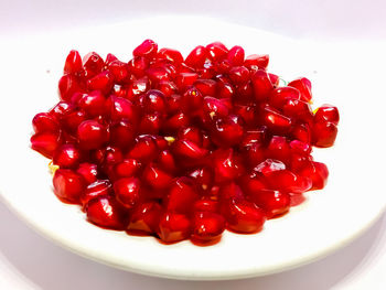 Close-up of cherries in bowl