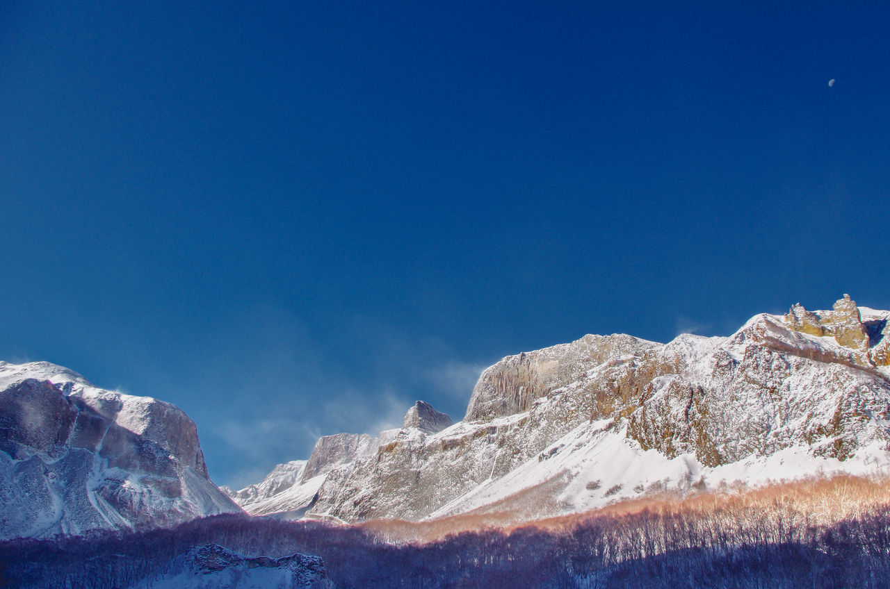 SCENIC VIEW OF SNOWCAPPED MOUNTAIN AGAINST BLUE SKY