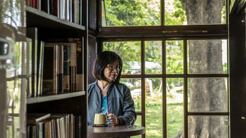 Portrait of smiling woman holding coffee cup