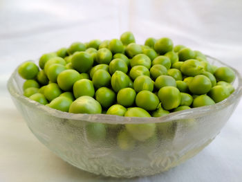 Close-up of fresh green peas in bowl