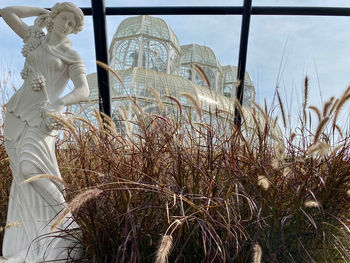 Statue of angel against sky