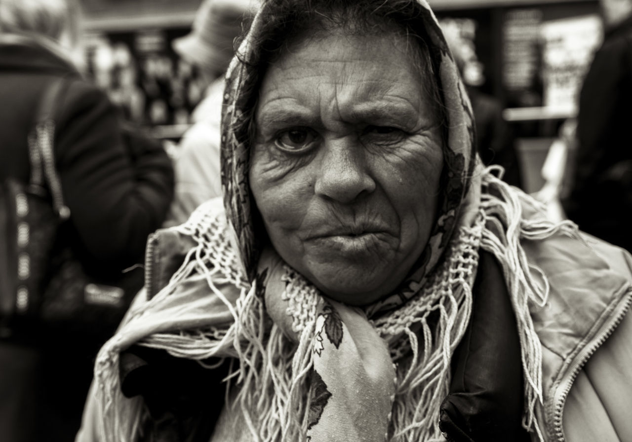 PORTRAIT OF MAN WEARING MASK OUTDOORS