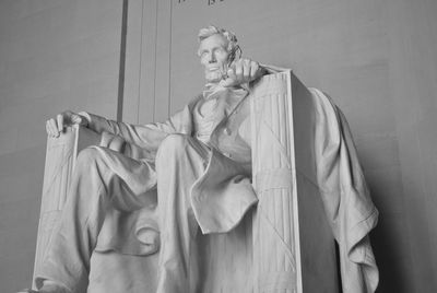 Statue of abraham lincoln against wall