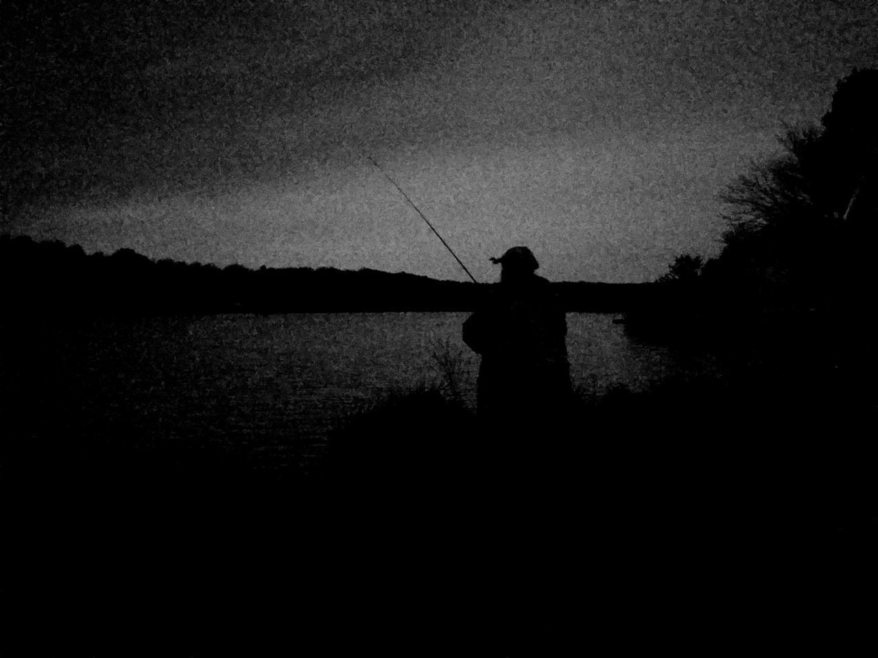 SILHOUETTE MAN FISHING AT LAKE AGAINST SKY DURING SUNSET