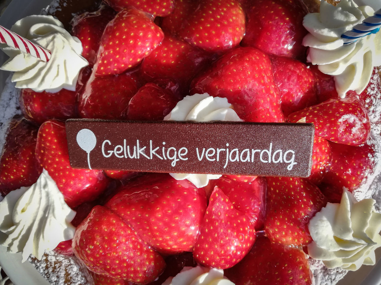 CLOSE-UP OF STRAWBERRIES ON PLATE