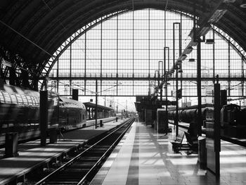 Train at railroad station frankfurt hauptbahnhof 