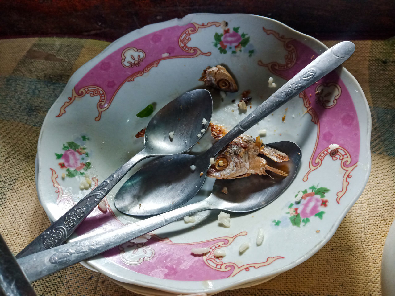 HIGH ANGLE VIEW OF FOOD ON TABLE
