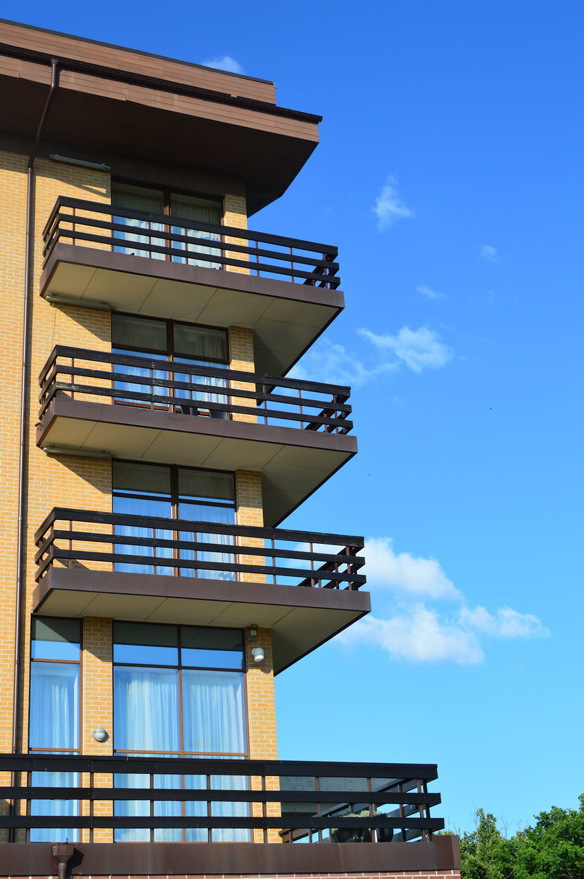 LOW ANGLE VIEW OF MODERN BUILDING AGAINST SKY