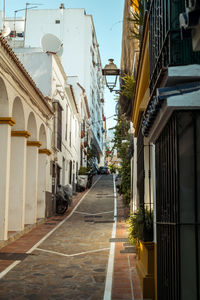 Typical old town street with spanish architecture in marbella, costa del sol, andalusia, spain