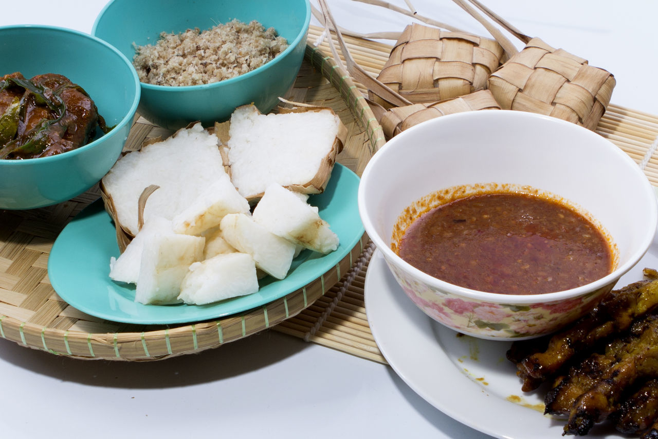 CLOSE-UP OF RICE IN BOWL