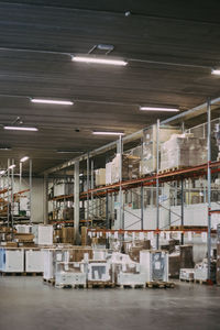 Box container and packages in distribution warehouse