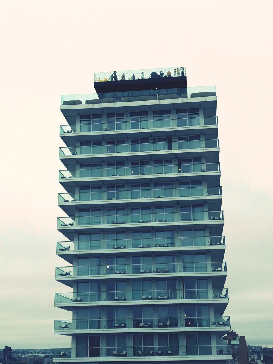 LOW ANGLE VIEW OF MODERN BUILDING AGAINST SKY