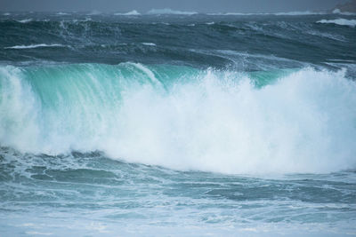 Waves splashing in sea