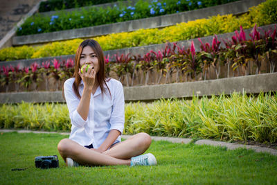 Portrait of a smiling young woman sitting outdoors