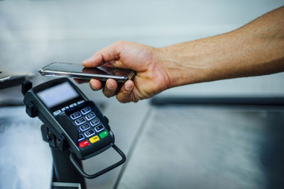 Customer paying contactless with his smartphone