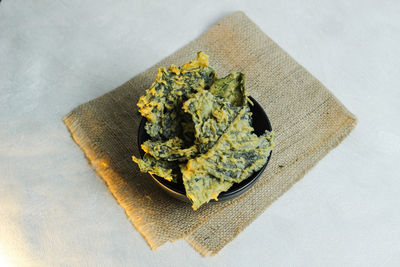 Crispy and savory spinach chips. made from spinach leaves and rice flour.