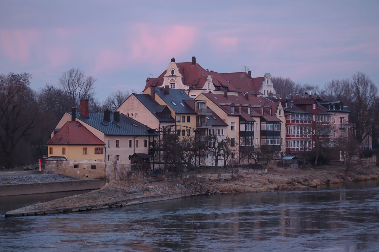 HOUSES BY RIVER AND BUILDINGS AGAINST SKY