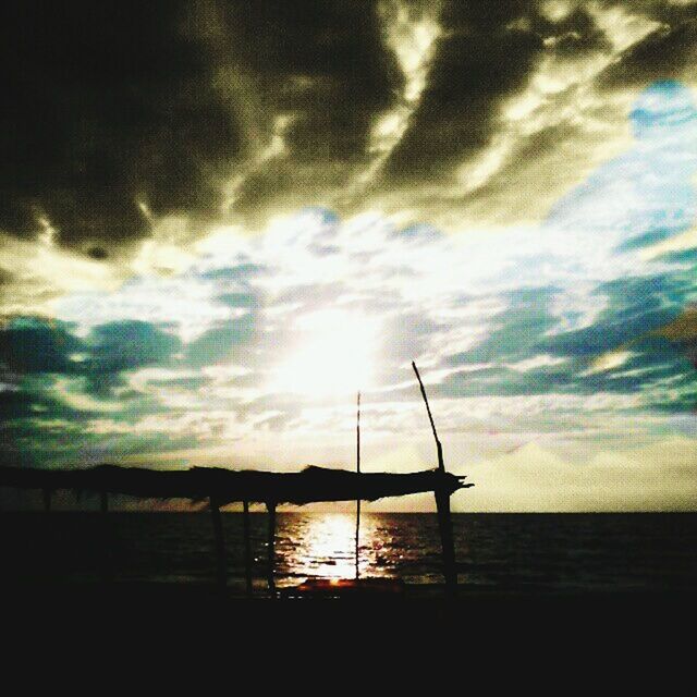 water, sunset, silhouette, sky, sun, sea, scenics, tranquility, tranquil scene, beauty in nature, cloud - sky, horizon over water, nature, sunlight, idyllic, reflection, sunbeam, cloud, beach, cloudy