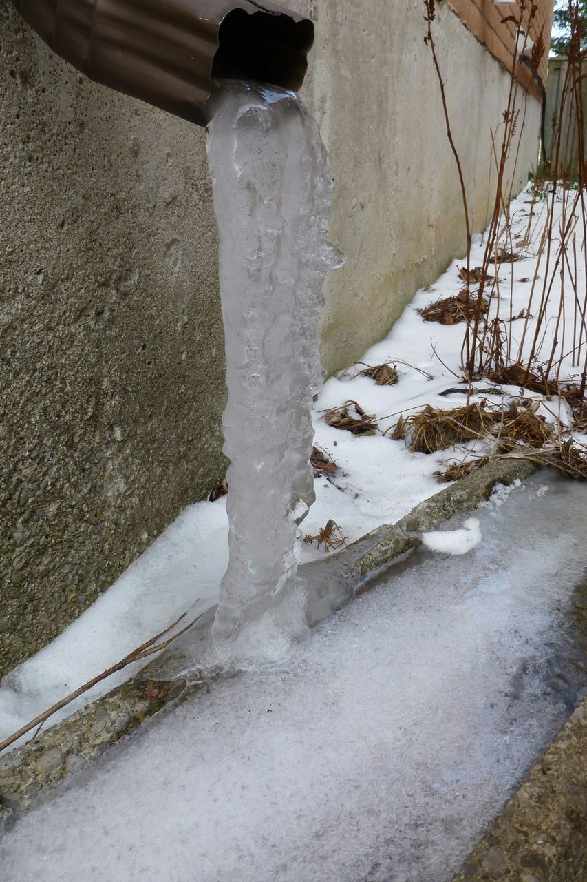 CLOSE-UP OF WATER PIPE