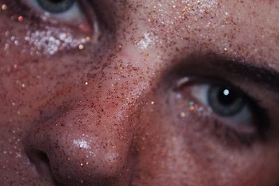 Aesthetics of glitter on the face