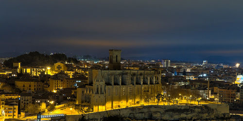 Panoramic view of the city of manresa at night