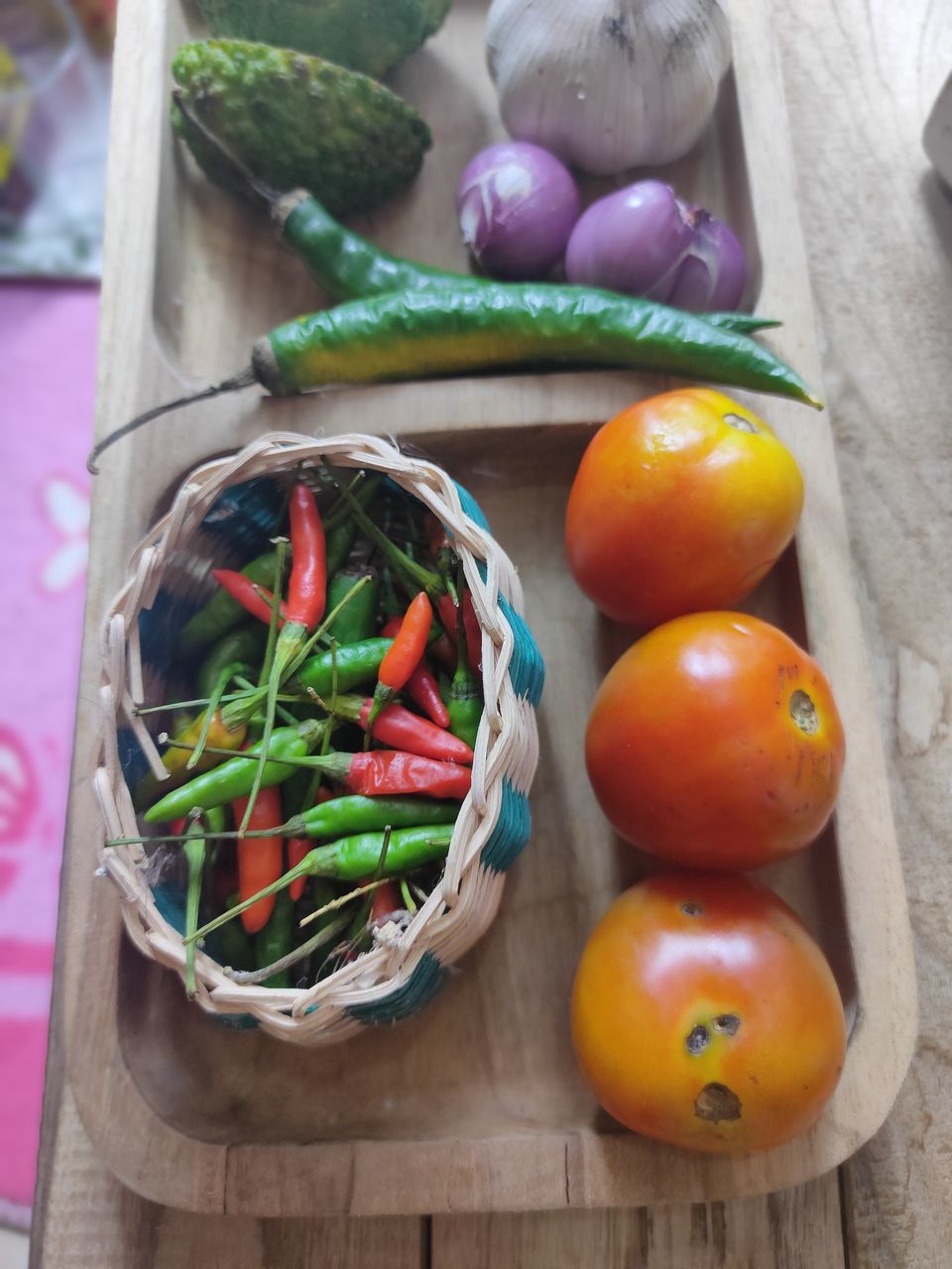 HIGH ANGLE VIEW OF FRUITS IN BASKET