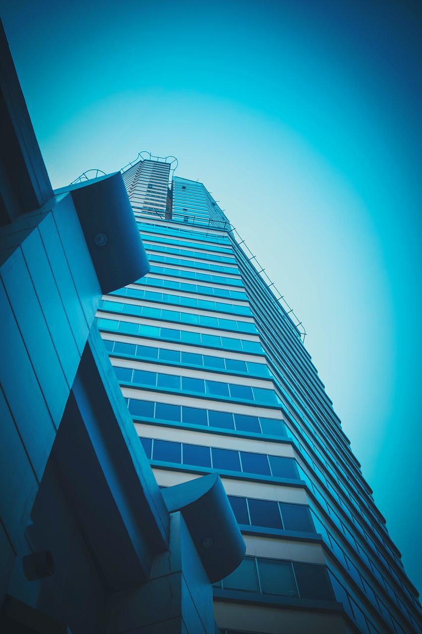 LOW ANGLE VIEW OF MODERN BUILDING AGAINST SKY