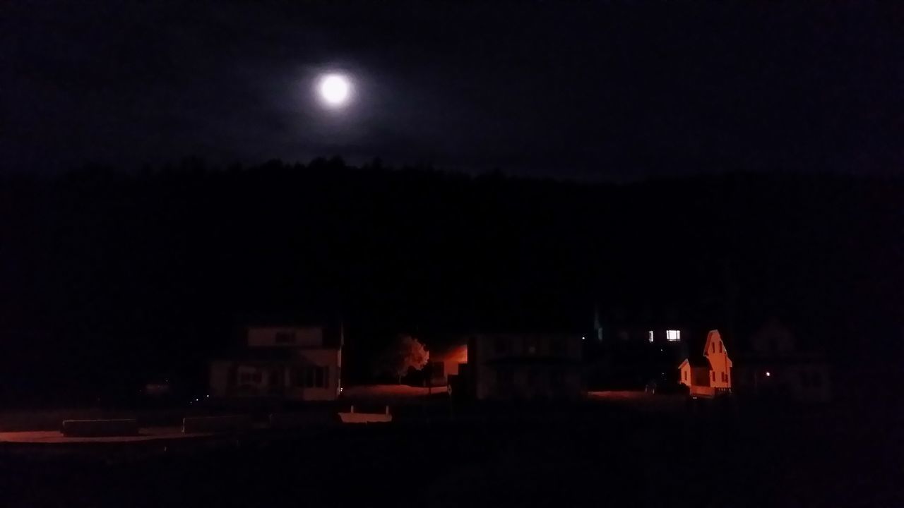 SILHOUETTE OF BUILDINGS AGAINST SKY AT NIGHT